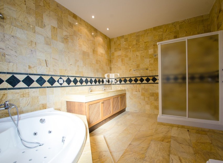 Herverkoop - apartment -
Marbella - La Mairena