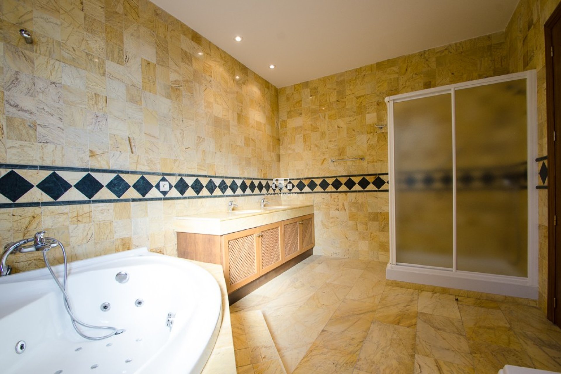 Herverkoop - apartment -
Marbella - La Mairena
