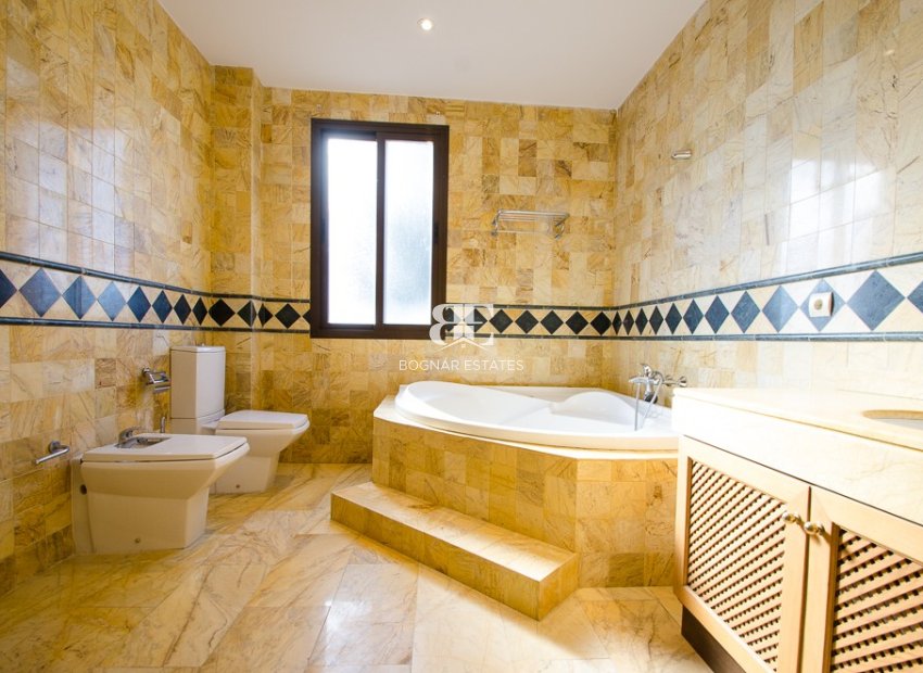 Herverkoop - apartment -
Marbella - La Mairena