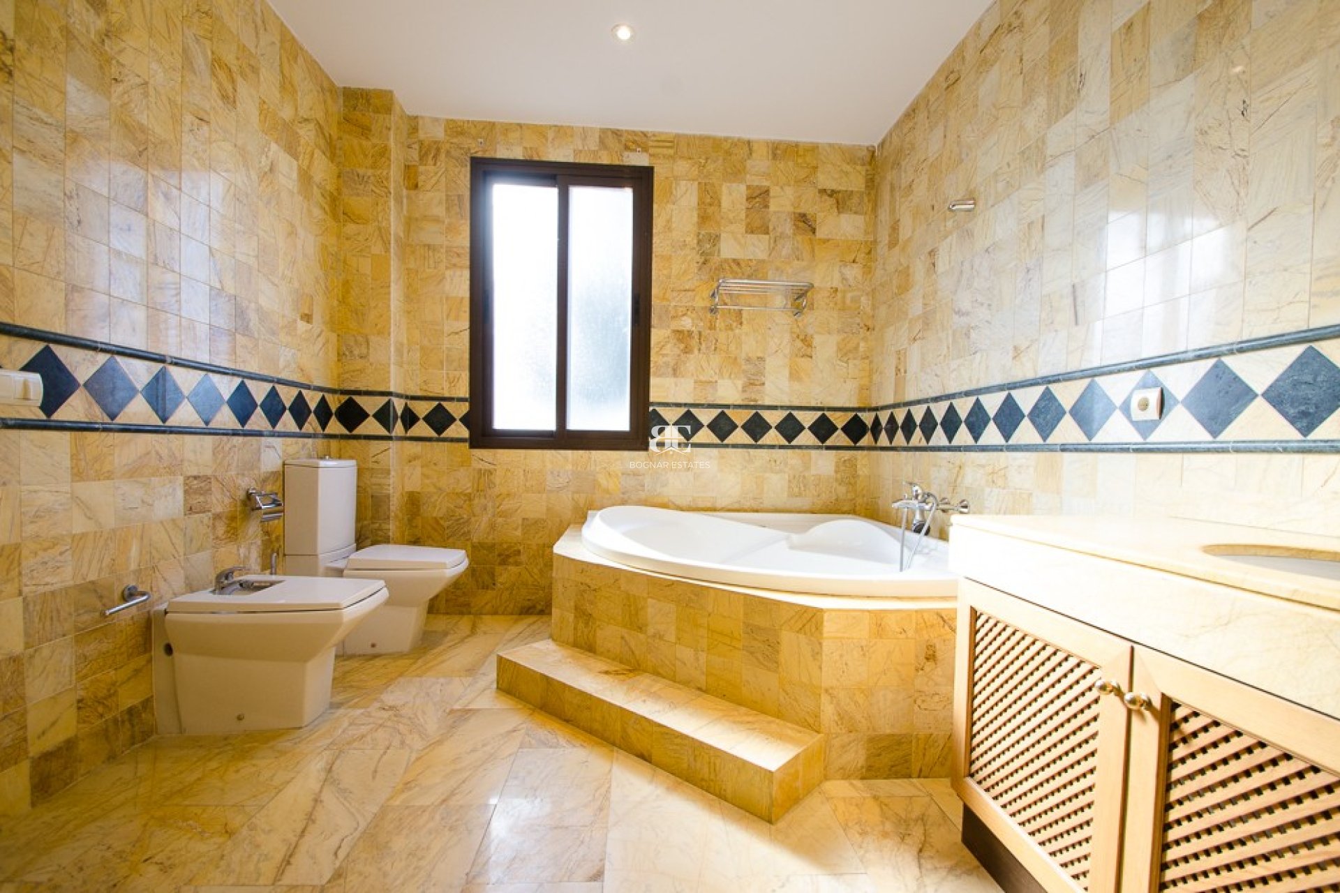 Herverkoop - apartment -
Marbella - La Mairena