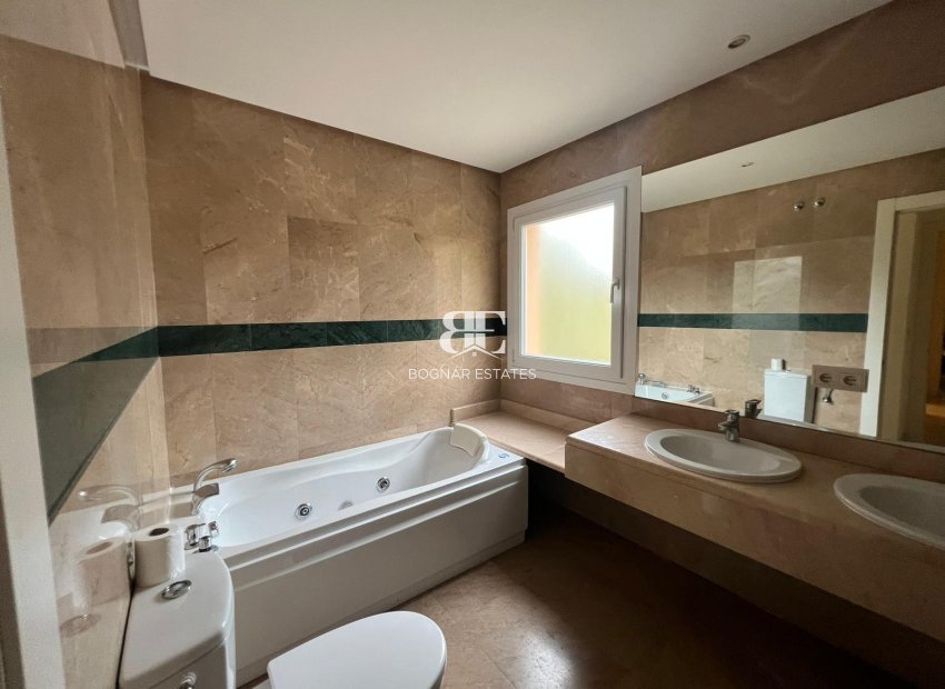 Herverkoop - apartment -
Marbella - Nueva Andalucía