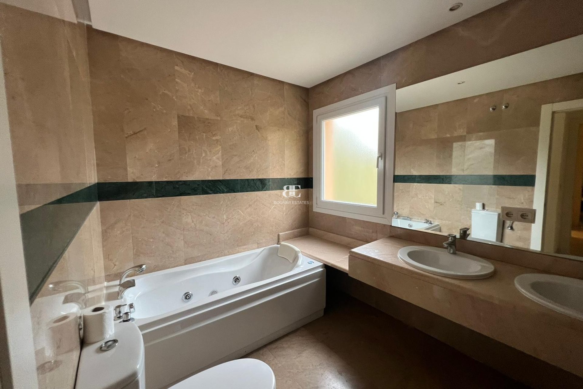 Herverkoop - apartment -
Marbella - Nueva Andalucía