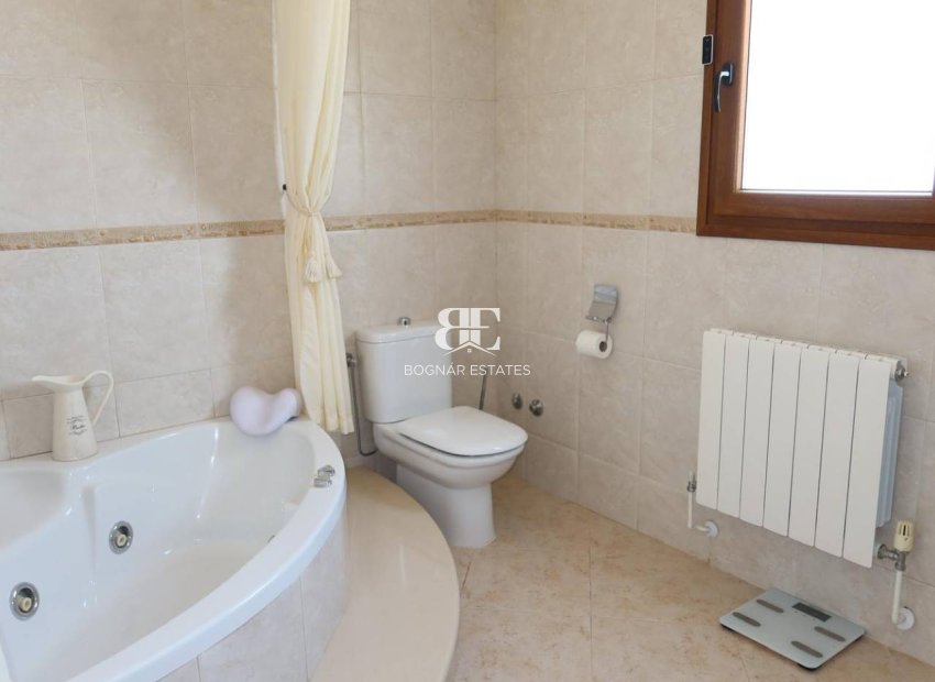 Herverkoop - Country House -
Orihuela