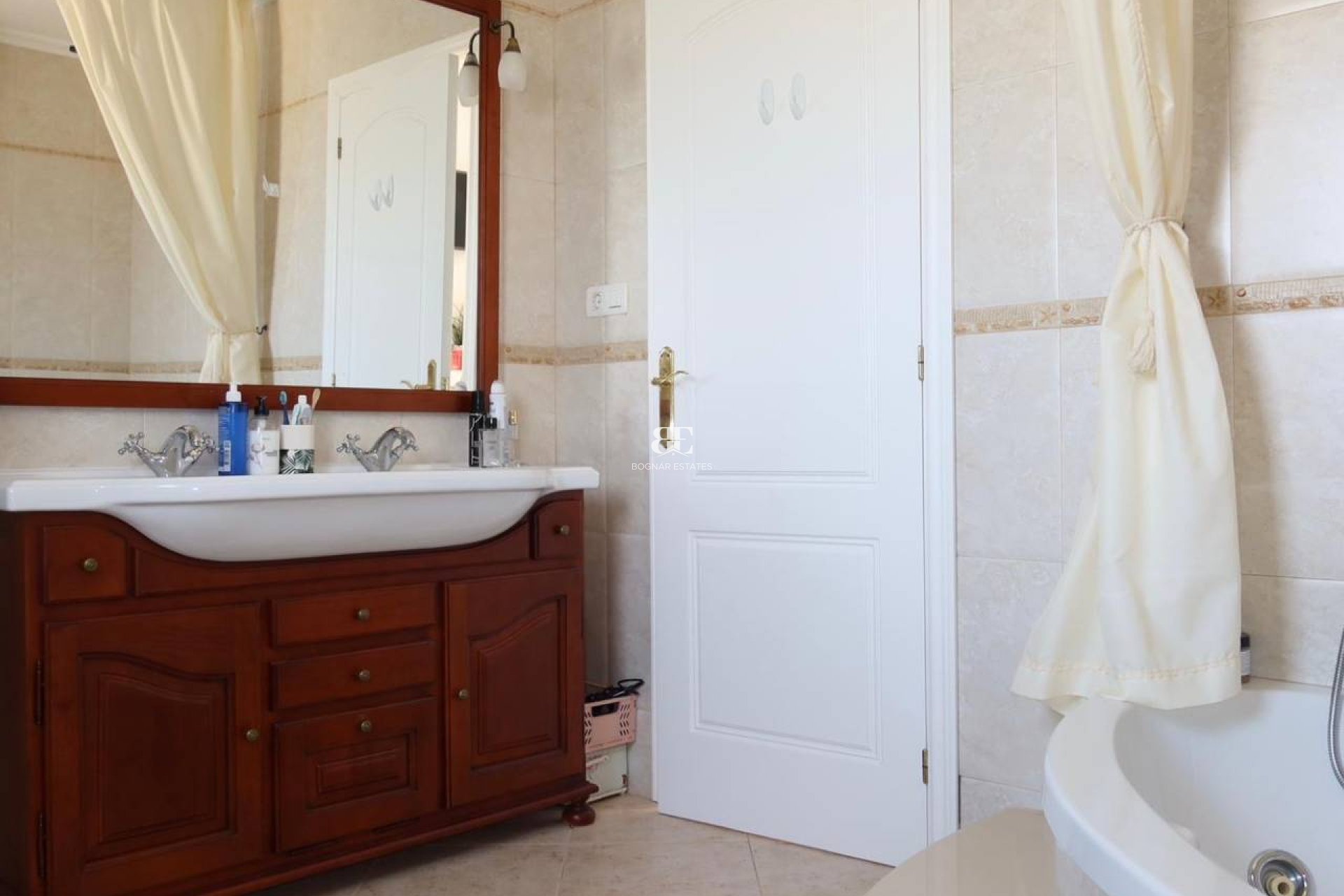 Herverkoop - Country House -
Orihuela