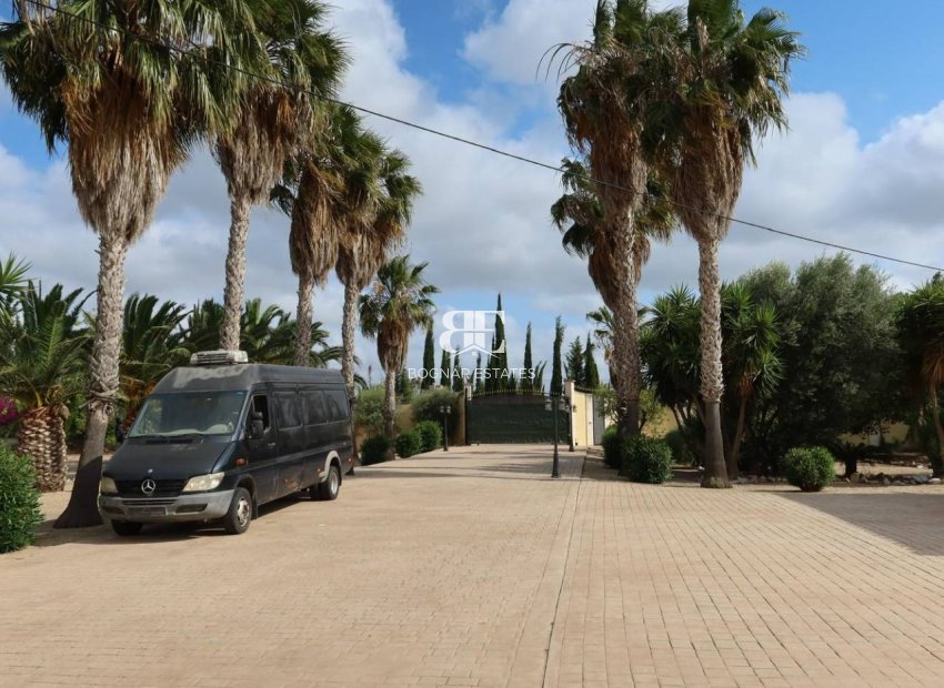 Herverkoop - Country House -
Orihuela