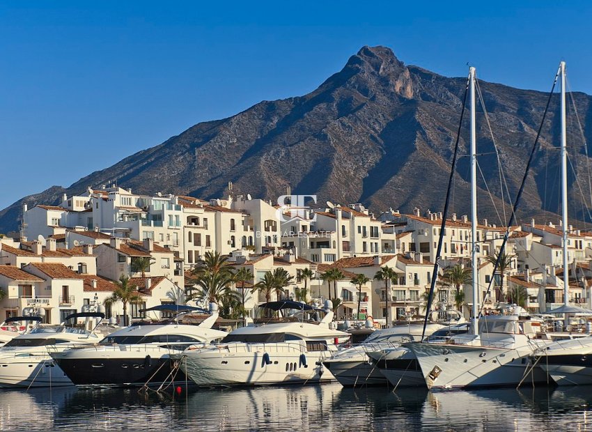 Herverkoop - Garage -
Marbella - Puerto Banús