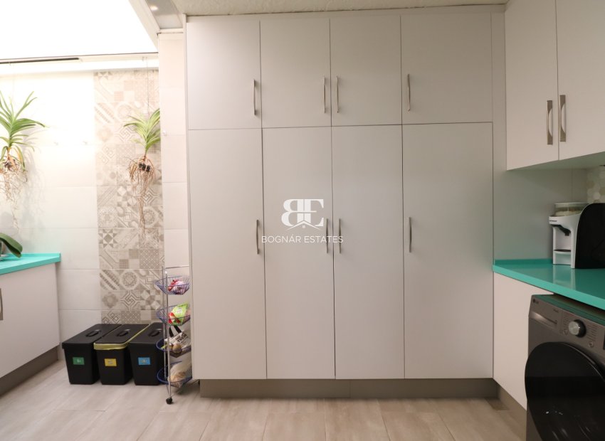 Herverkoop - Herenhuis -
Redován - Redovan - Town