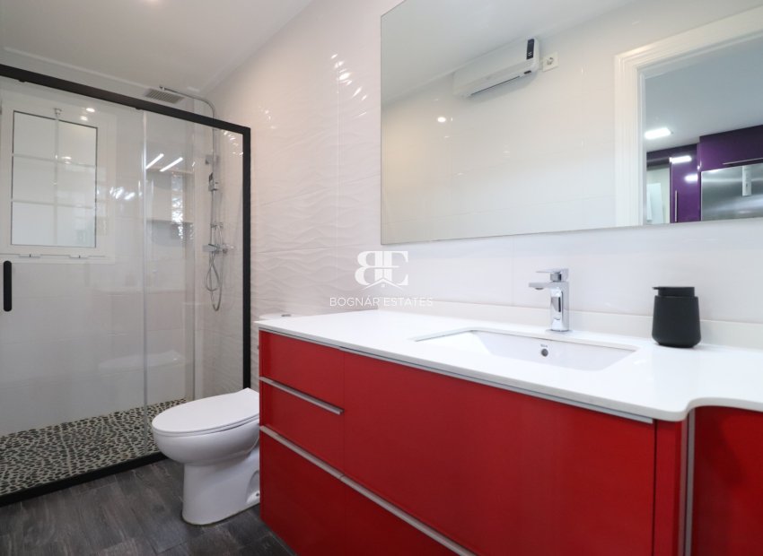 Herverkoop - Herenhuis -
Redován - Redovan - Town