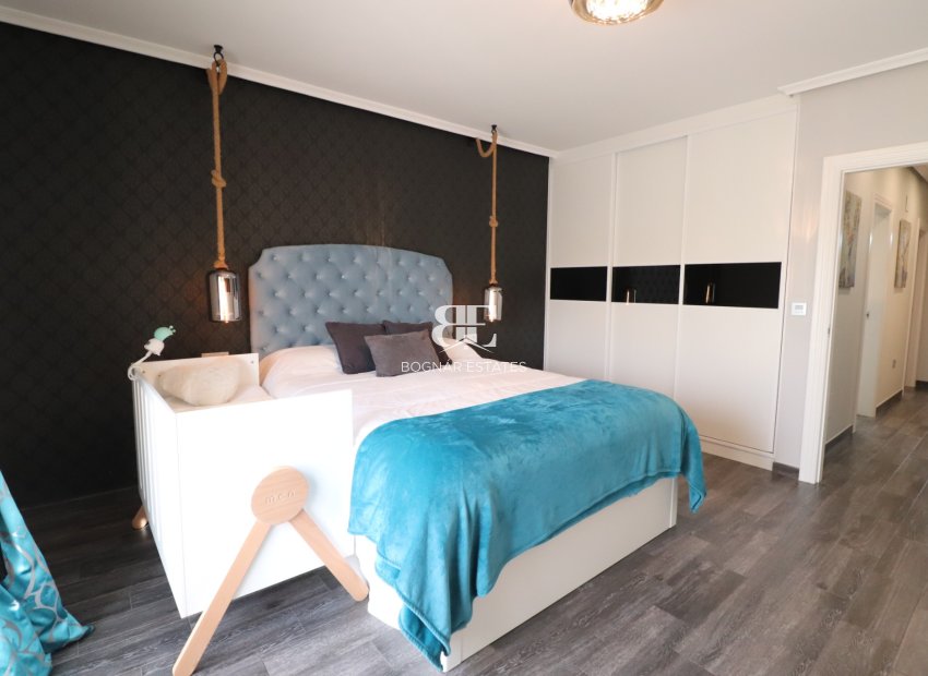 Herverkoop - Herenhuis -
Redován - Redovan - Town