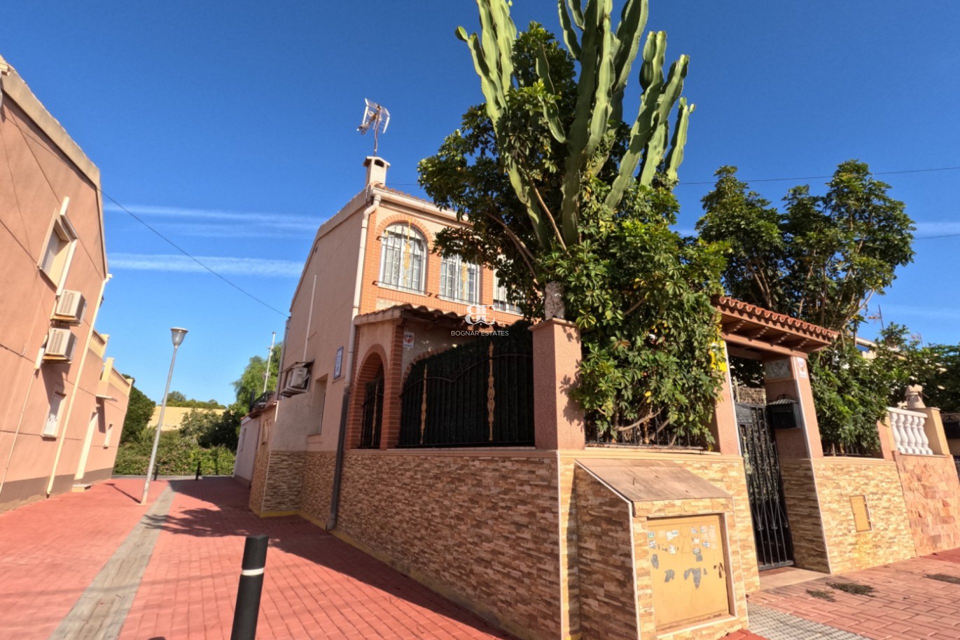 Herverkoop - Herenhuis -
Torrevieja - El Acequión - Los Náufragos