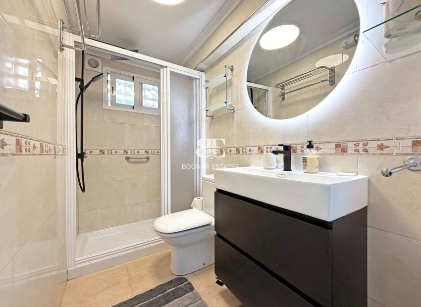 Herverkoop - Herenhuis -
Torrevieja - La Mata