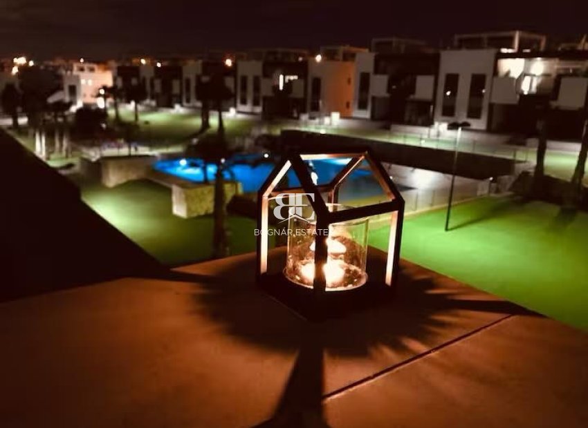 Herverkoop - Herenhuis -
Torrevieja - Punta Prima