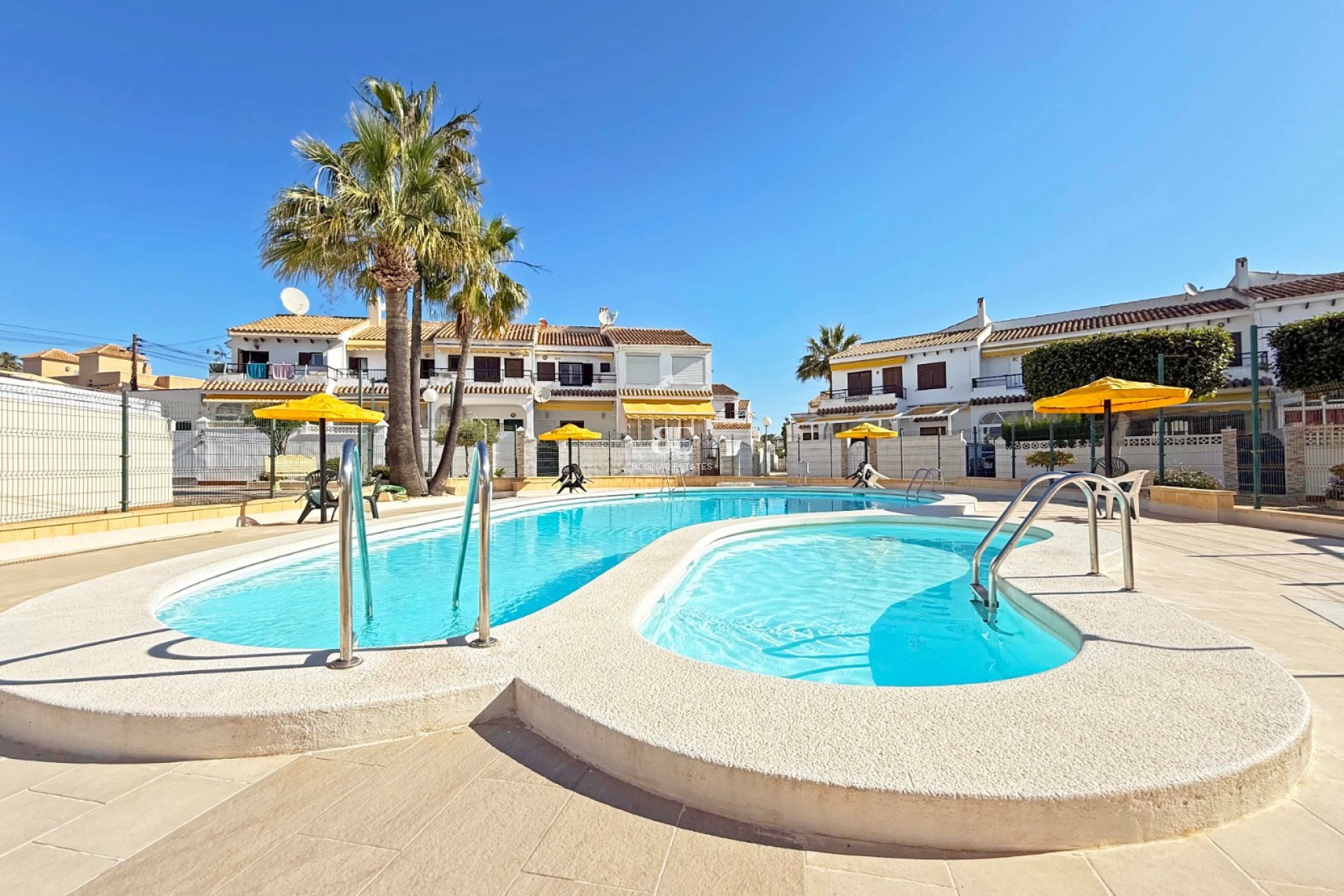 Herverkoop - Herenhuis -
Torrevieja - Torrelamata - La Mata