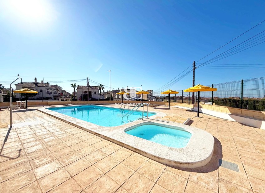 Herverkoop - Herenhuis -
Torrevieja - Torrelamata - La Mata