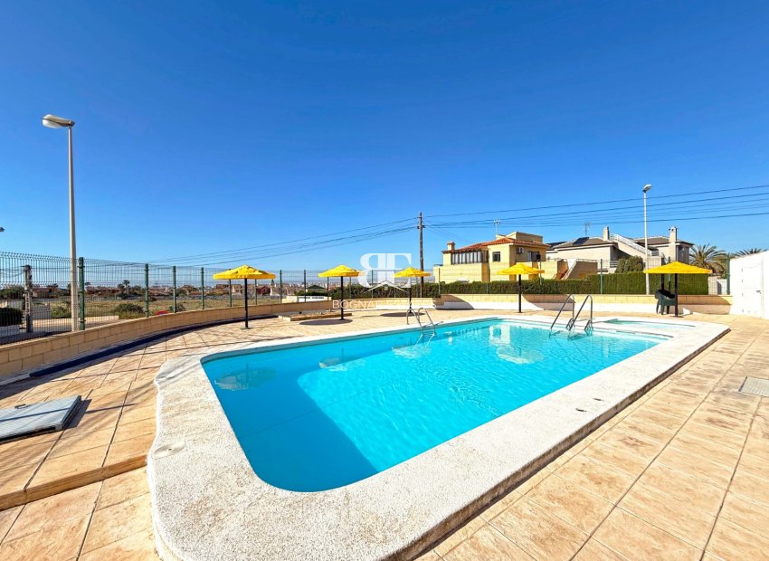 Herverkoop - Herenhuis -
Torrevieja - Torrelamata - La Mata