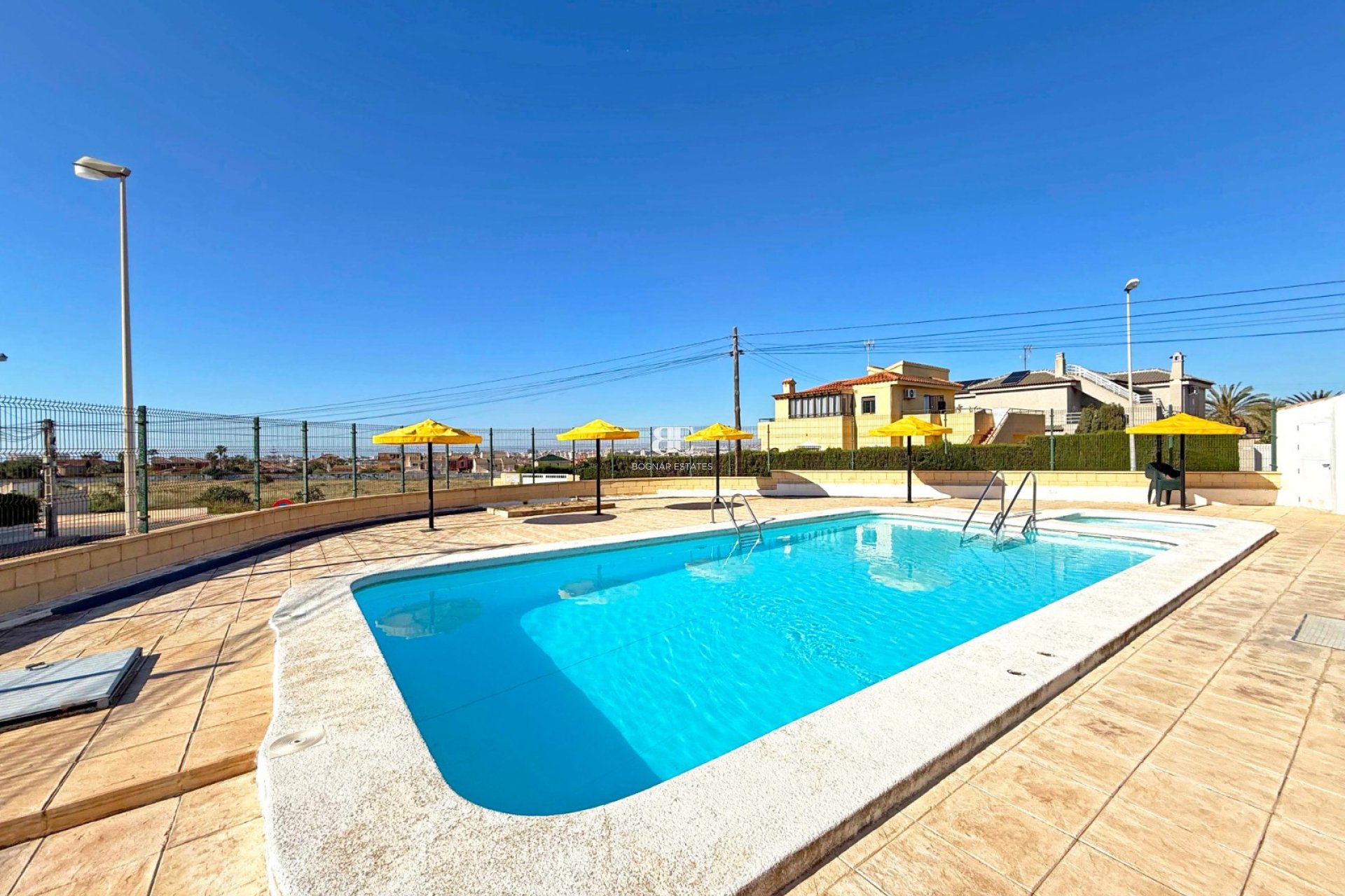Herverkoop - Herenhuis -
Torrevieja - Torrelamata - La Mata