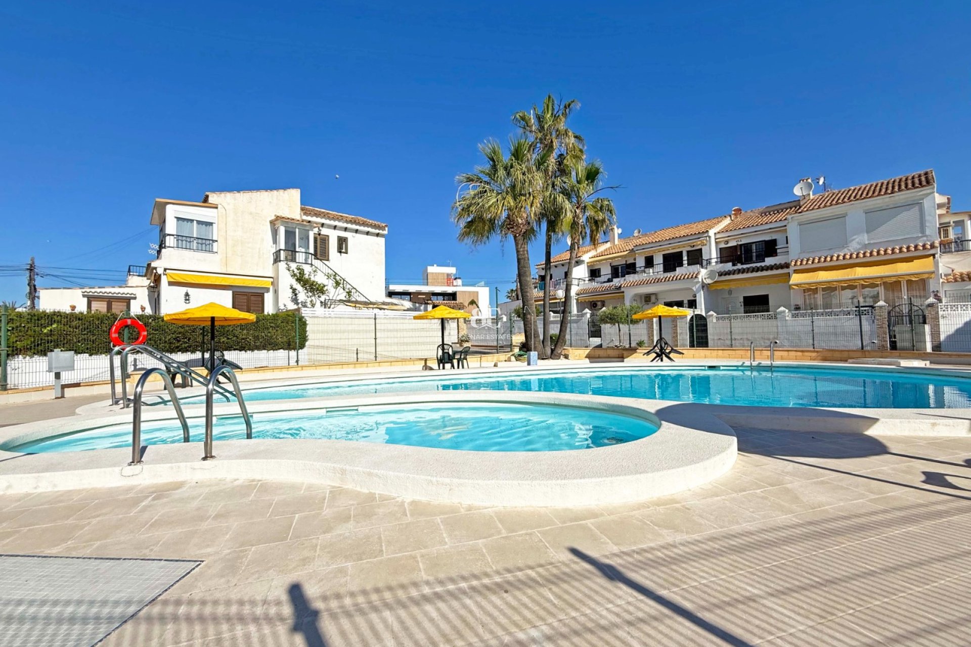Herverkoop - Herenhuis -
Torrevieja - Torrelamata - La Mata