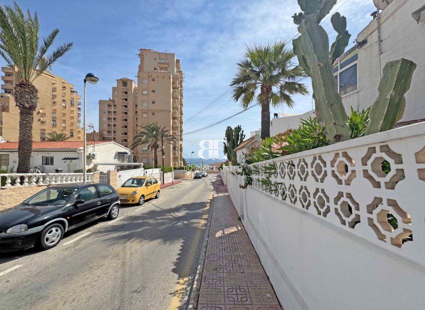 Herverkoop - Herenhuis -
Torrevieja - Torrelamata - La Mata