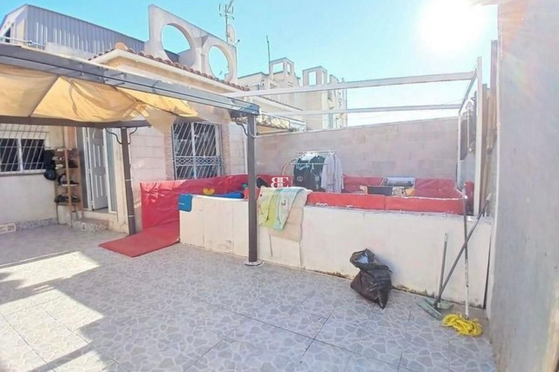 Herverkoop - Herenhuis -
Torrevieja - Torretas