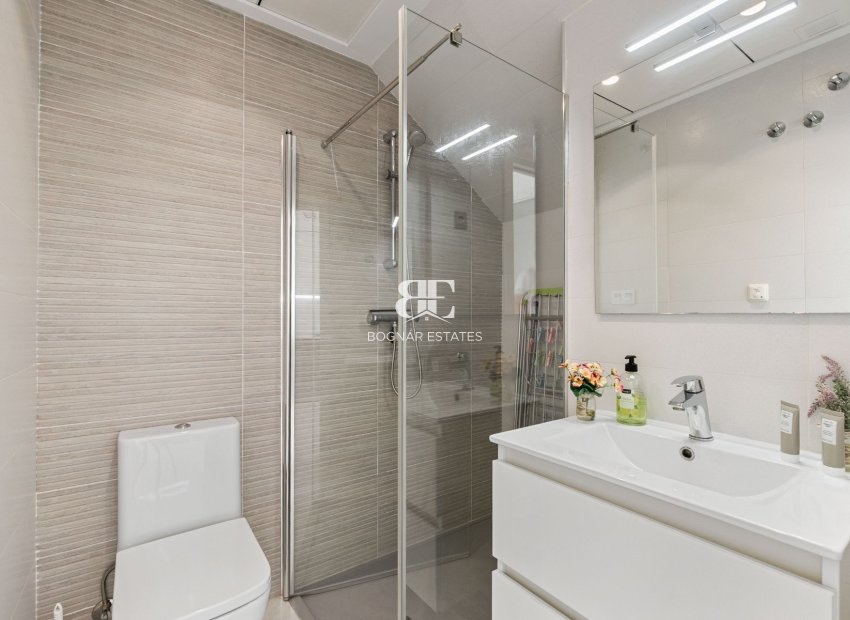 Herverkoop - Herenhuis -
Torrevieja