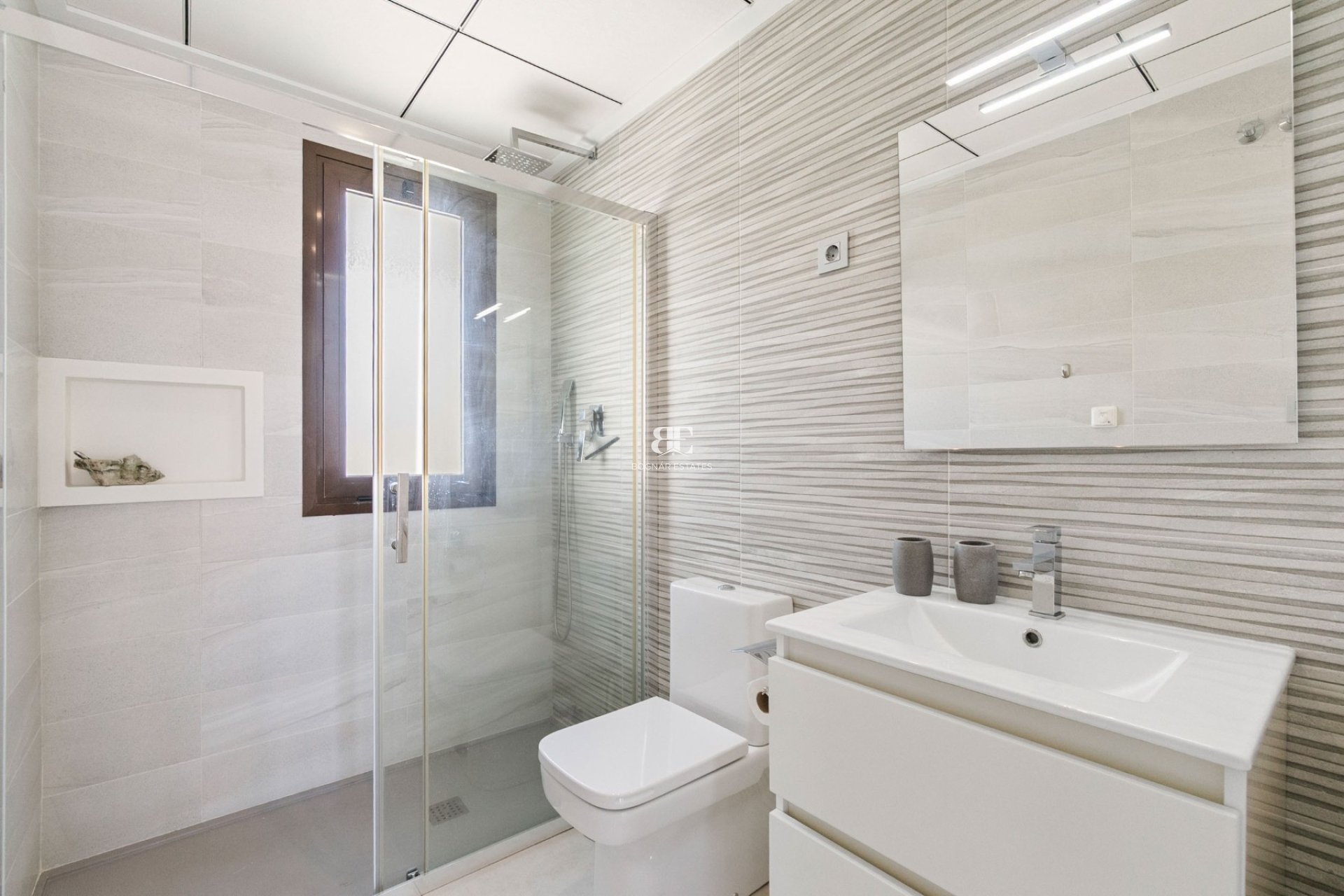 Herverkoop - Herenhuis -
Torrevieja