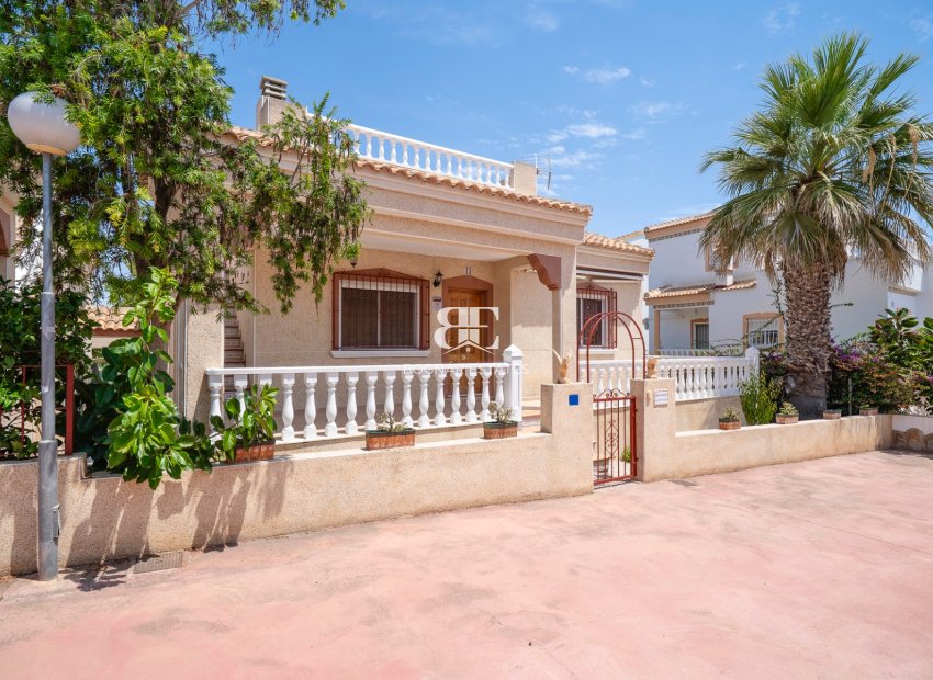 Herverkoop - Villa -
Algorfa