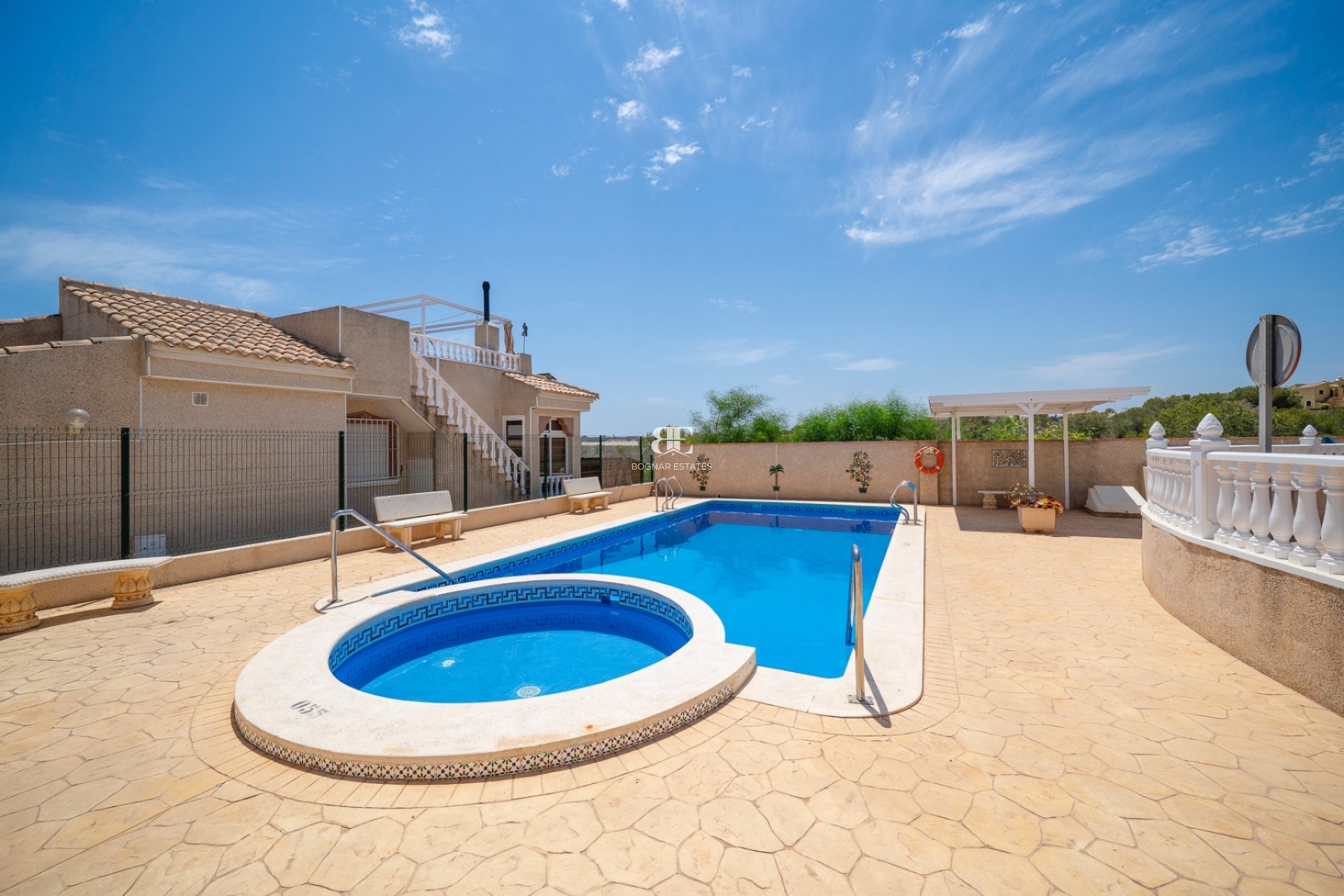 Herverkoop - Villa -
Algorfa