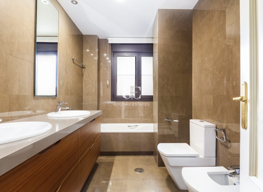 Herverkoop - Villa -
Alicante - Vistahermosa