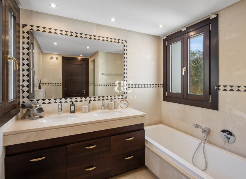 Herverkoop - Villa -
Benahavis - La Quinta
