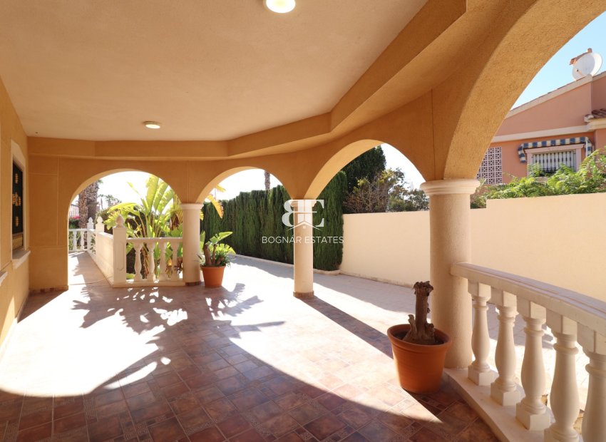 Herverkoop - Villa -
La Marina - La Escuera