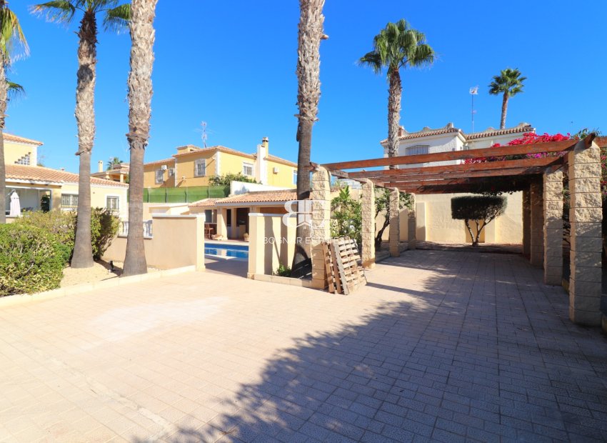Herverkoop - Villa -
La Marina - La Escuera