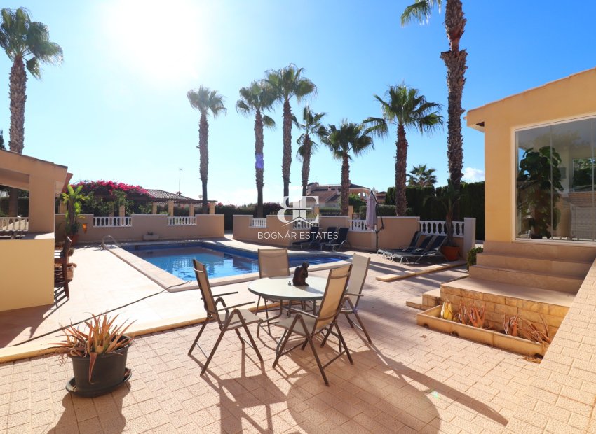 Herverkoop - Villa -
La Marina - La Escuera