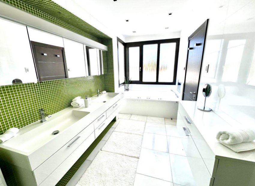 Herverkoop - Villa -
Marbella - Nueva Andalucía