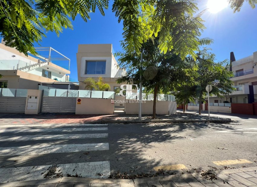 Herverkoop - Villa -
Mil Palmeras - Costa Blanca