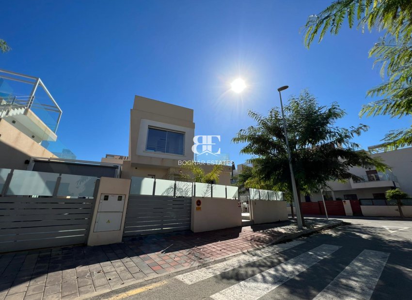 Herverkoop - Villa -
Mil Palmeras - Costa Blanca