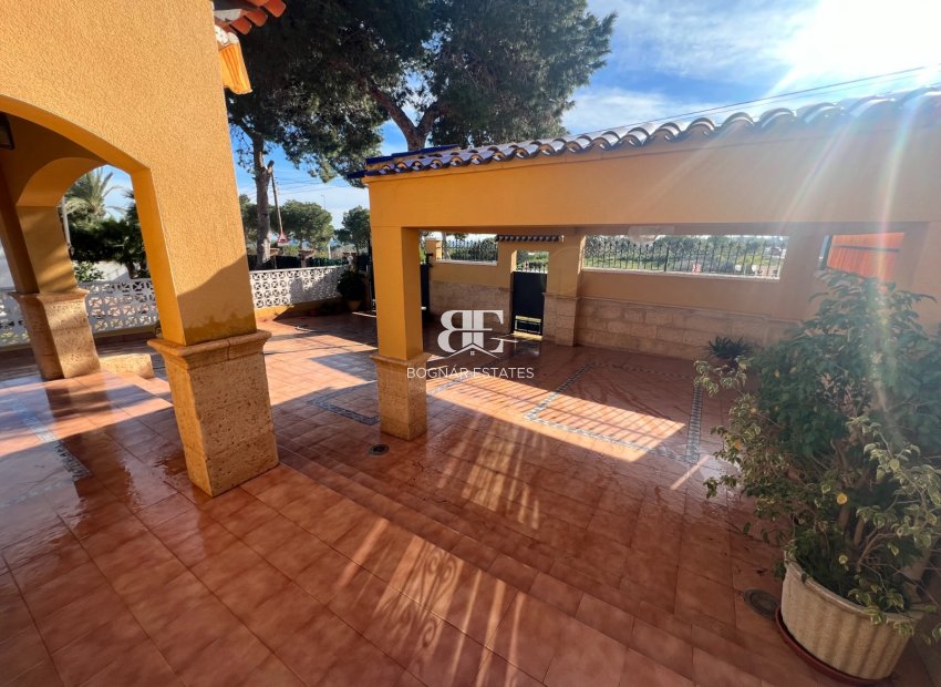 Herverkoop - Villa -
Orihuela Costa - Punta Prima