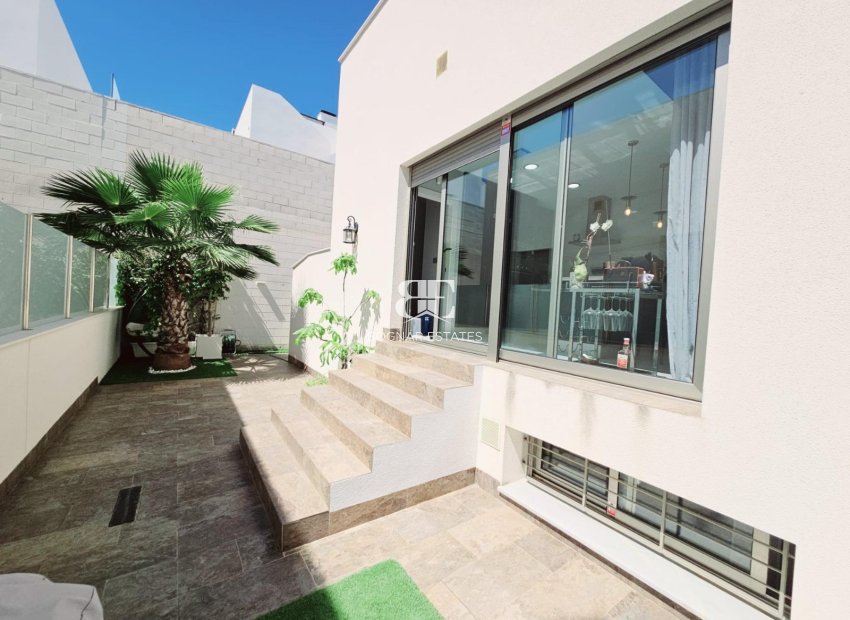 Herverkoop - Villa -
Orihuela Costa - Villamartín