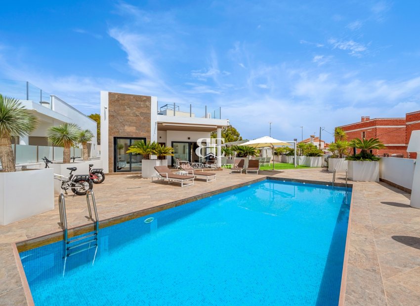 Herverkoop - Villa -
Orihuela Costa - Villamartín
