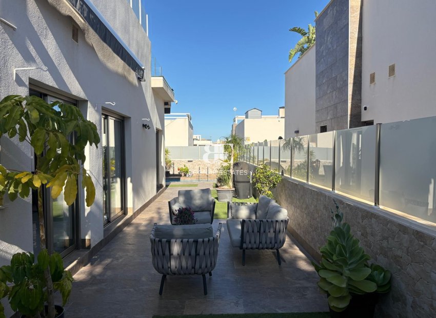 Herverkoop - Villa -
Orihuela Costa - Villamartín