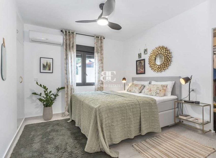 Herverkoop - Villa / Semi-detached Villa -
Torrevieja - Torreta Florida
