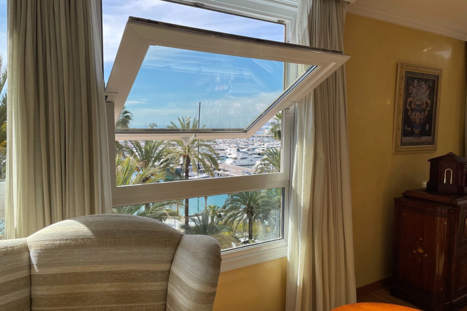 Resale - apartment -
Alicante - Center