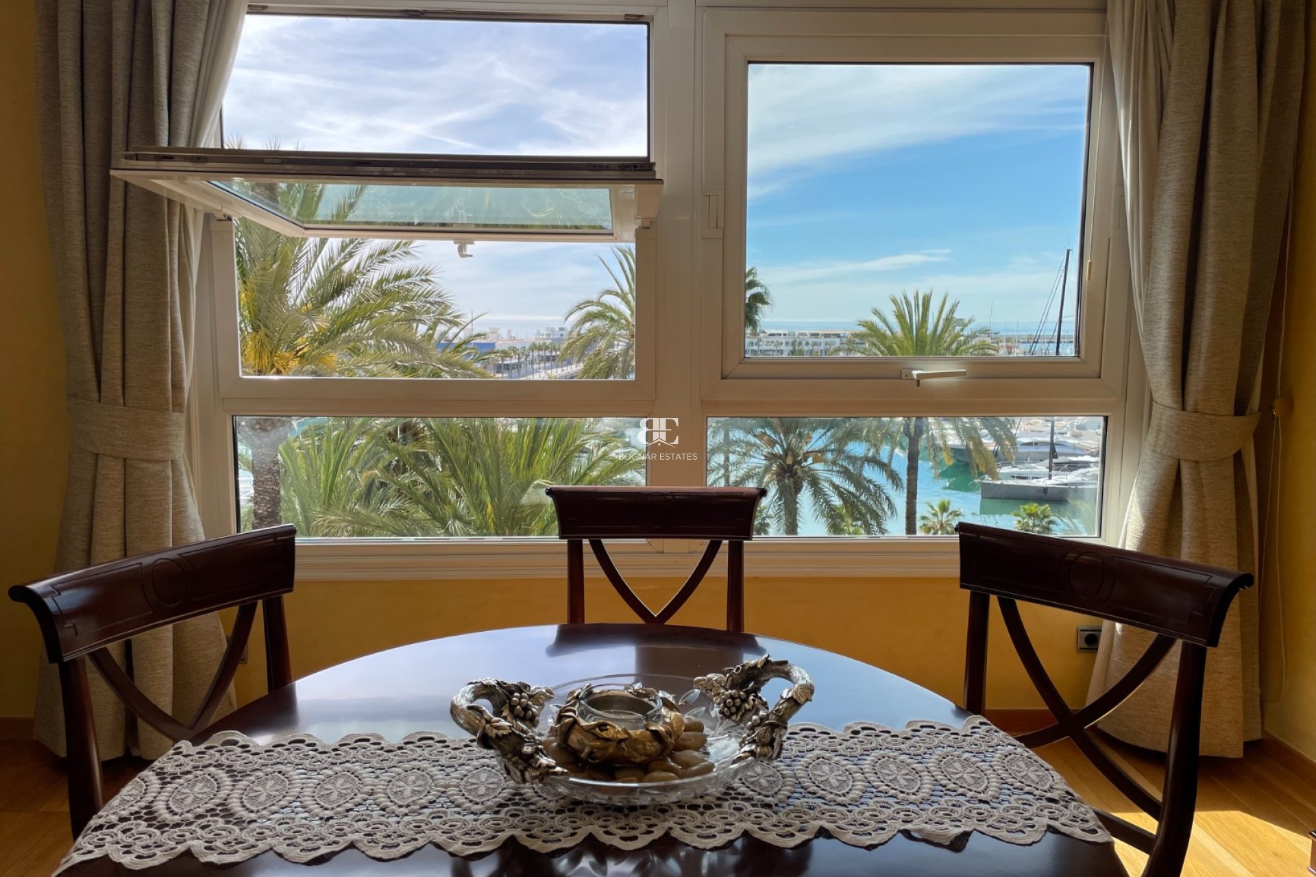 Resale - apartment -
Alicante - Center