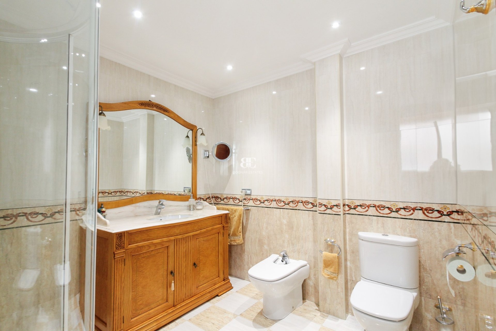 Resale - apartment -
Alicante - Center