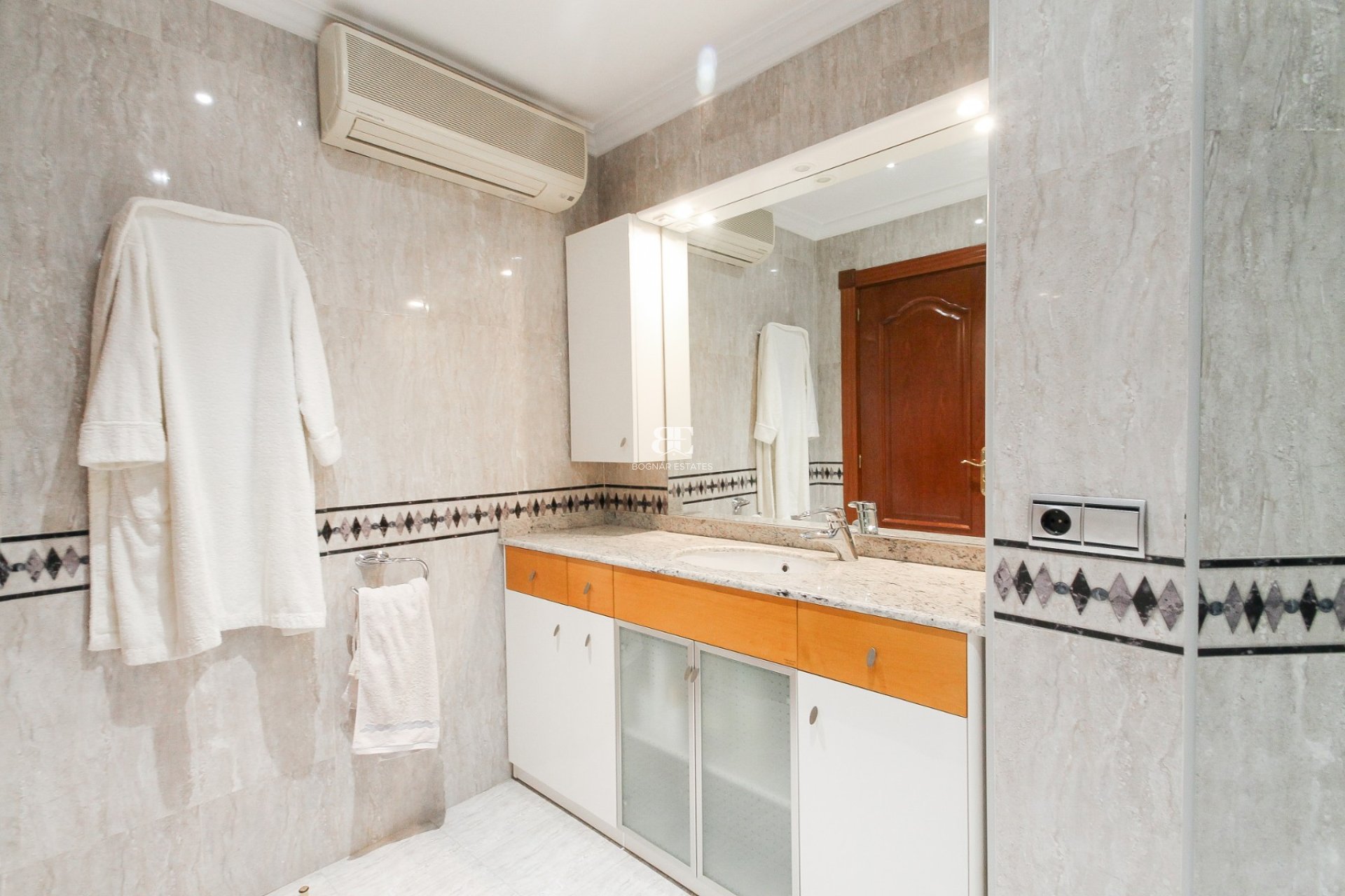 Resale - apartment -
Alicante - Center