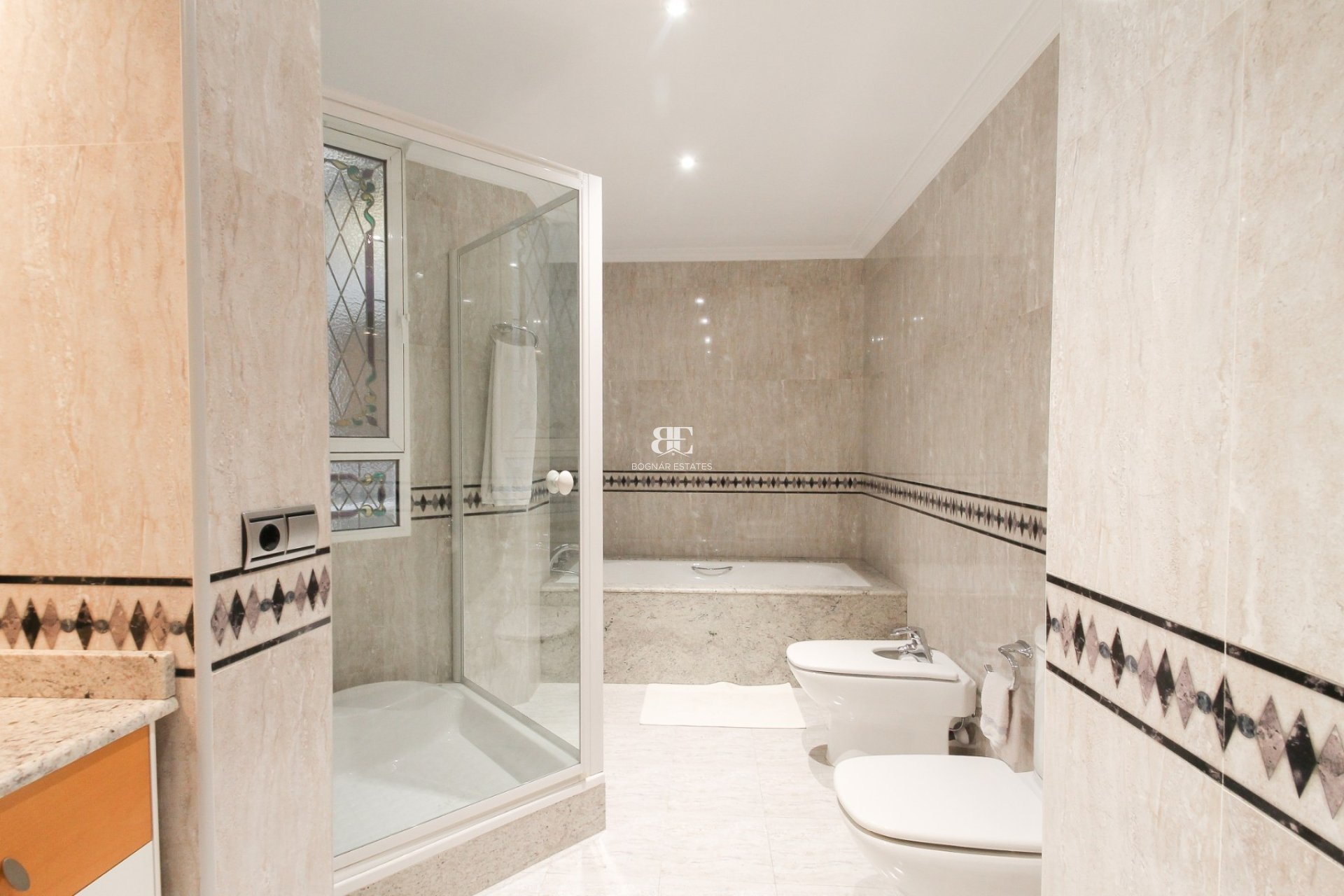 Resale - apartment -
Alicante - Center