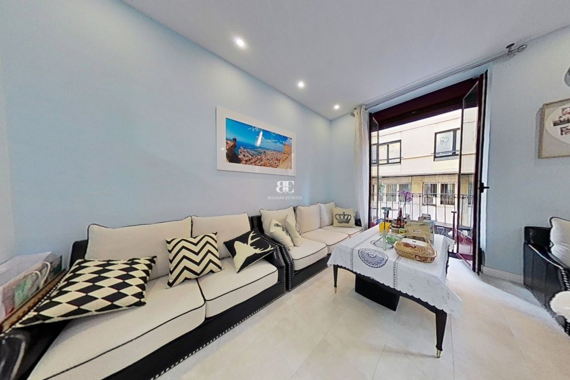 Resale - apartment -
Alicante - Center