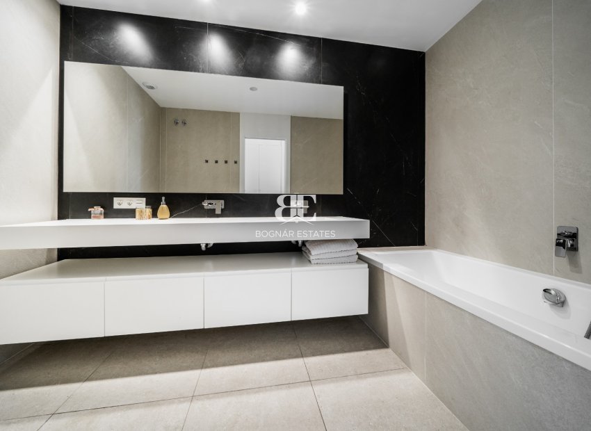 Resale - apartment -
Benahavis - La Quinta