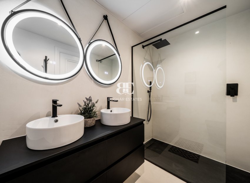 Resale - apartment -
Benahavis - La Quinta