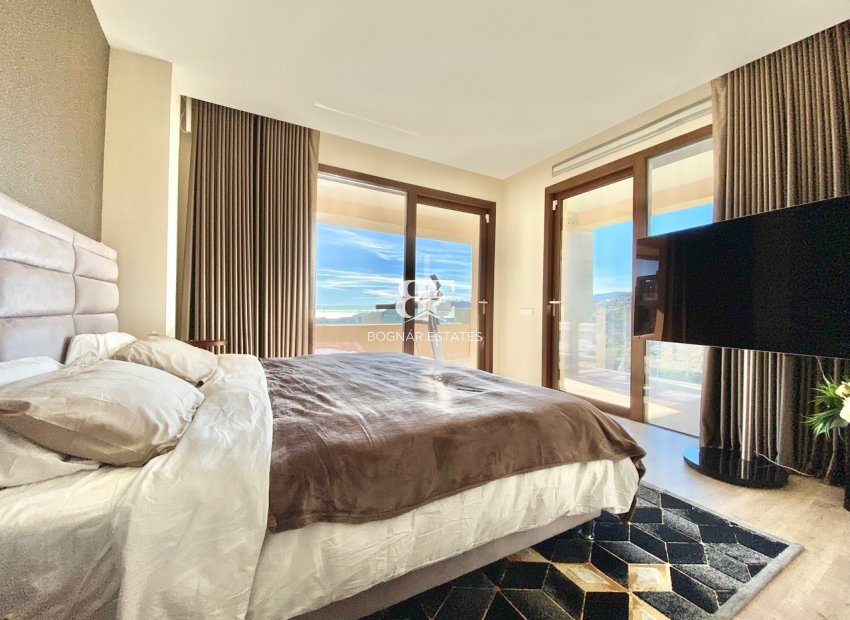 Resale - apartment -
Benahavis - La Quinta