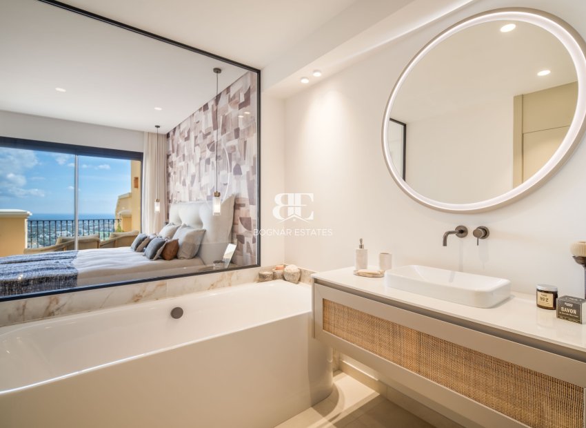 Resale - apartment -
Benahavis - La Quinta